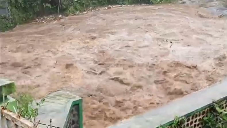 Hujan 2 Hari di Bondowoso Picu Longsor, 2 Rumah Rusak dan Akses Jalan Tertutup