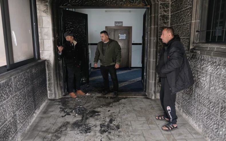 Pemukim Yahudi Israel Bakar Masjid di Tepi Barat, Coret Tembok Hina Nabi Muhammad