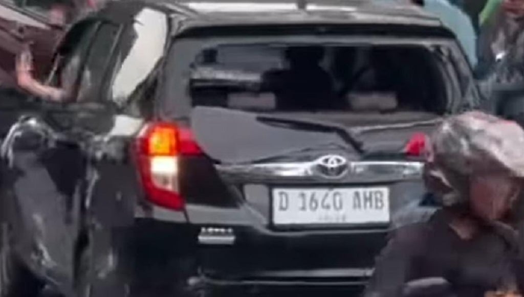 Kronologi Mobil Lawan Arah Berujung Hancur Diamuk Massa di Jakpus