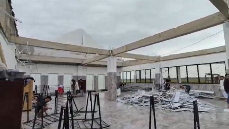 Angin Kencang Terbangkan Atap Resto 3 Lantai di Maros, Satu Karyawan Terluka