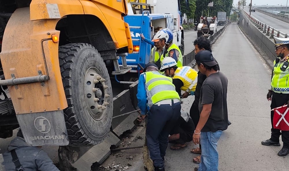 Truk Trailer Tabrak di Separator Busway S Parman Jakbar, Lalin Sempat Tersendat