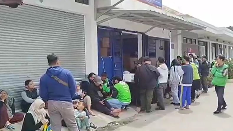 Calon Pemudik Serbu Program Angkutan Motor Gratis di Stasiun Kiaracondong Bandung