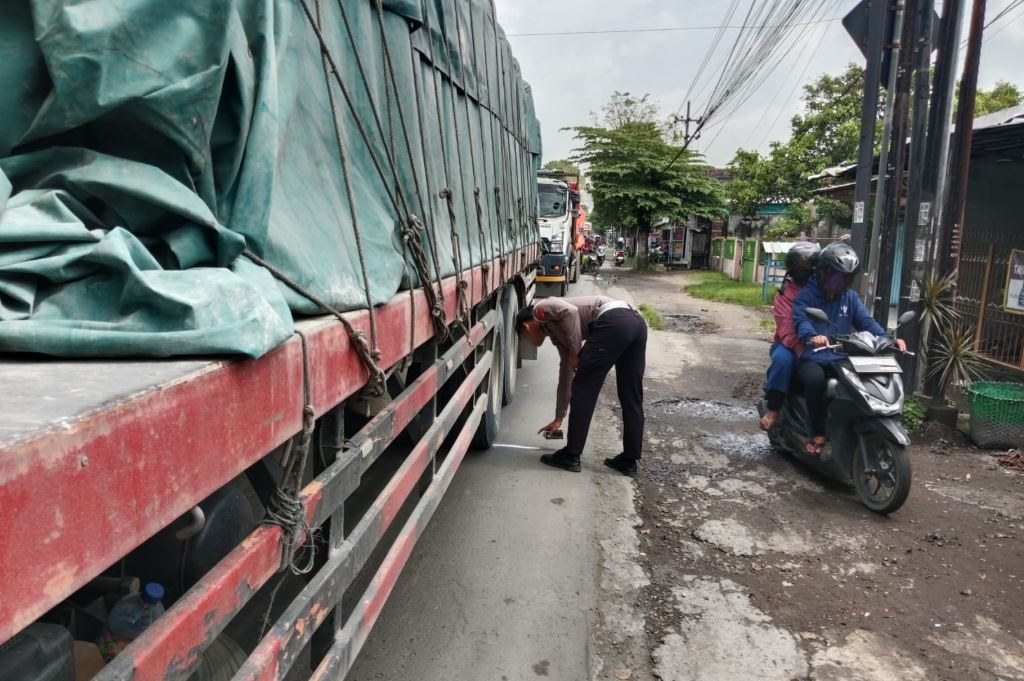 Kecelakaan Maut di Jombang, Pemotor Tewas Tabrak Truk Tronton dari Belakang