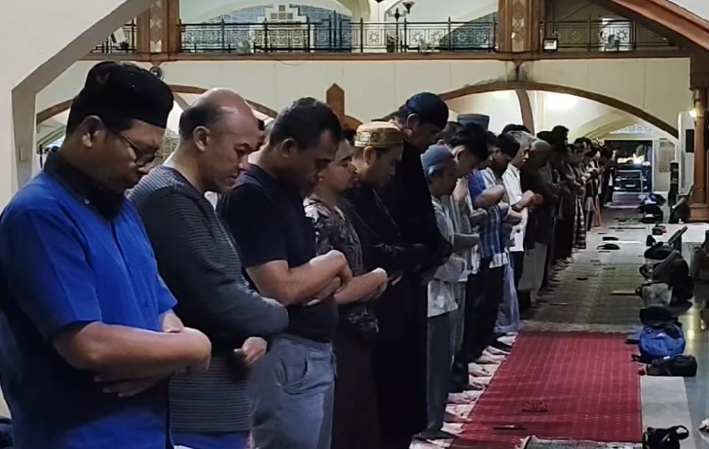 Fenomena Blood Moon, Ratusan Umat Islam di Bandung Gelar Salat Gerhana Bulan