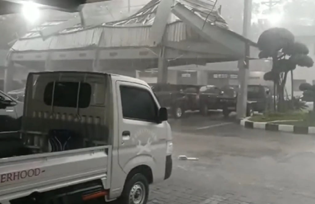 Gedung Gradhika Pemprov Jateng Rusak Tertimpa Tower saat Hujan dan Angin Kencang