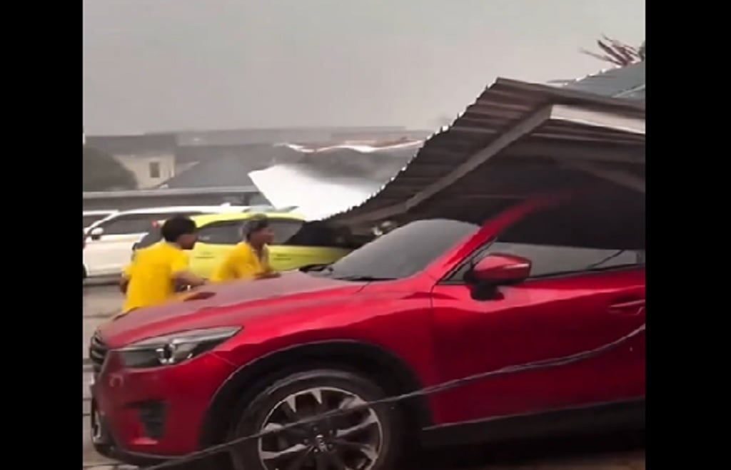 Hujan Badai Porak-porandakan Semarang, Belasan Pohon Tumbang Hingga Listrik Padam