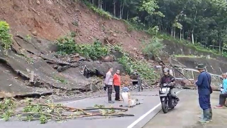 Hujan Deras Picu Longsor Bukit Clongop, Jalur Penghubung Jateng–DIY Ditutup 
