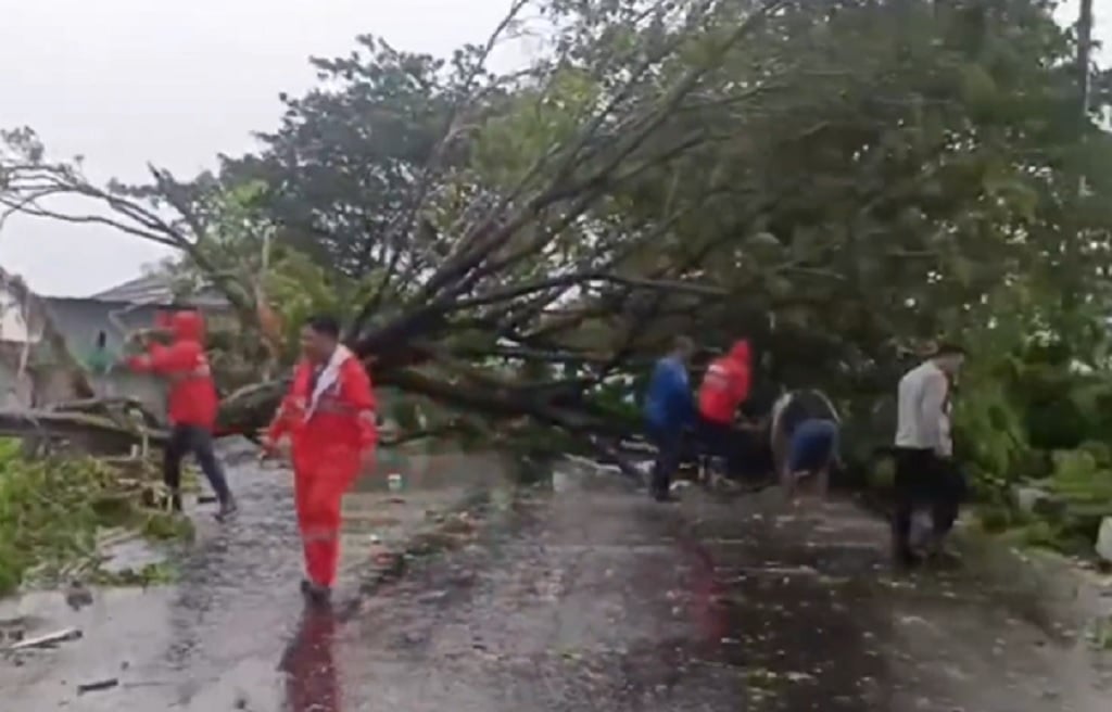 Angin Puting Beliung Terjang 4 Kecamatan di Kendal, Jalur Pantura sempat Lumpuh