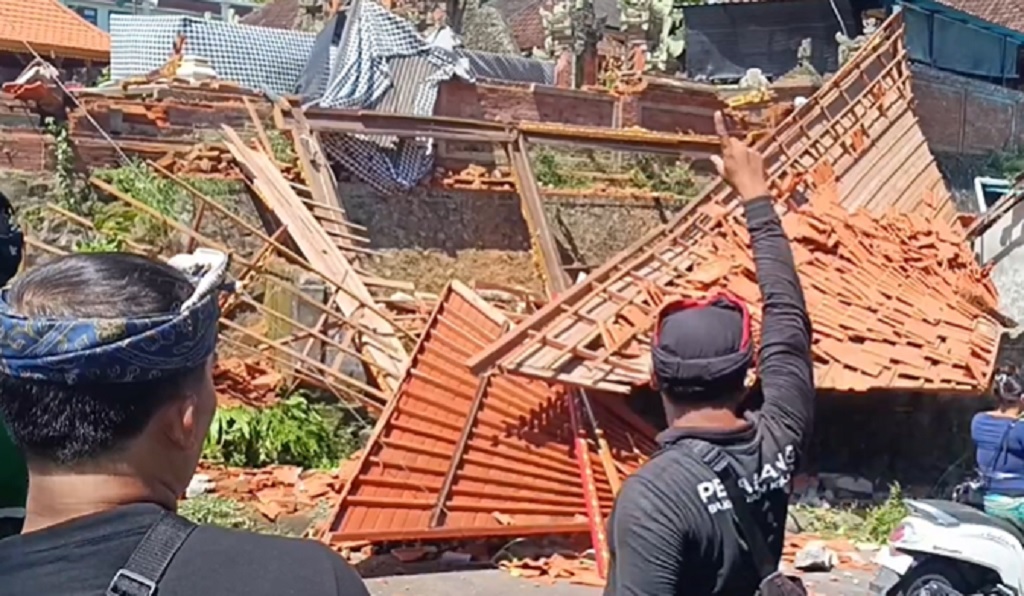 Gianyar Diterjang Angin Kencang, Balai Gong Pura Senilai Rp500 Juta Ambruk
