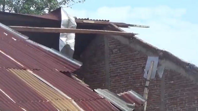 Puting Beliung Terjang Gowa Saat Sahur, Dalam Hitungan Menit Puluhan Rumah Rusak Disapu