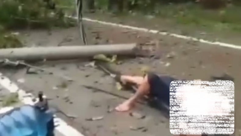 Tragis! Tiang Listrik Roboh Timpa Pemotor di Pemalang, Korban Terkapar
