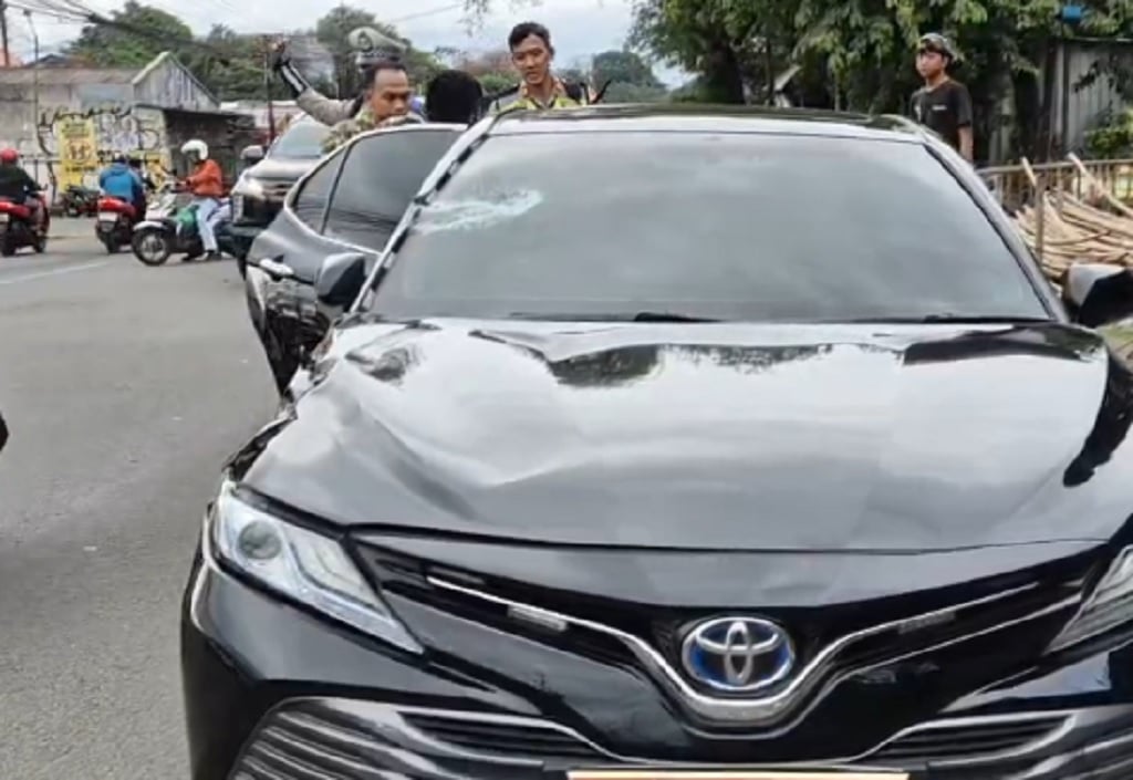 Mobil Dinas Kenegaraan Ringsek Tabrak Truk di Jalan Raya Bogor-Depok