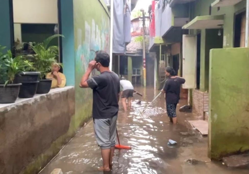 Banjir di Kebon Pala Jaktim Berangsur Surut, Warga Mulai Bersih-Bersih Rumah