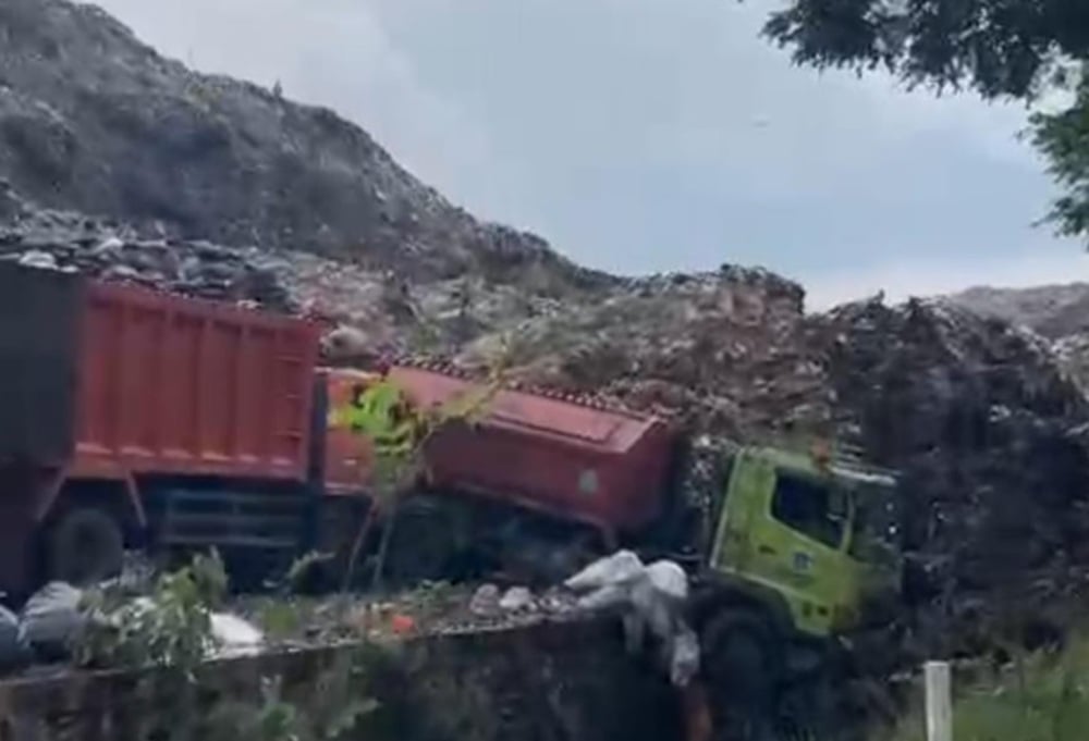 TPST Bantargebang Longsor, Sejumlah Truk Sampah dan Warung Diduga Tertimbun