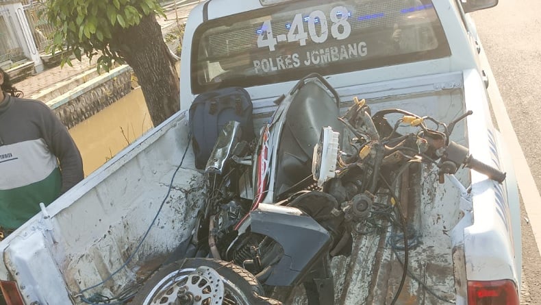 Tabrakan dengan Truk, Pemotor di Jombang Tewas Terpental