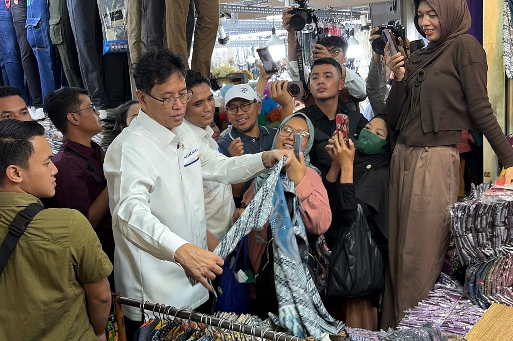 Purbaya Tinjau Pasar Tanah Abang, Pedagang: Pak Minta THR