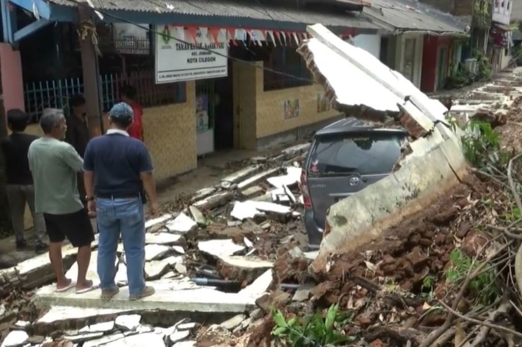 Tembok Rumah Dinas Wali Kota Cilegon Roboh Sepanjang 150 Meter