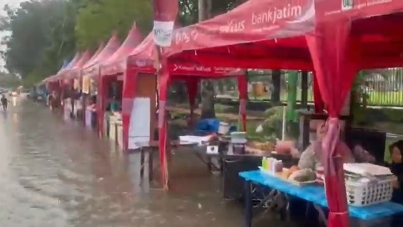 Hujan Deras, Bazar Takjil Ramadan di Alun-Alun Bangkalan Kebanjiran