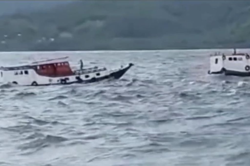 Terekam Video 2 Kapal Penyeberangan di Flores Timur Tenggelam Dihantam Gelombang Tinggi