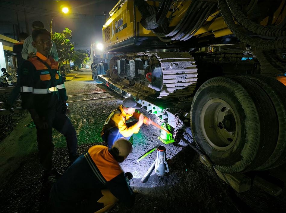 Truk Trailer Tersangkut di Pelintasan Kaligawe, Perjalanan KA di Semarang Terganggu