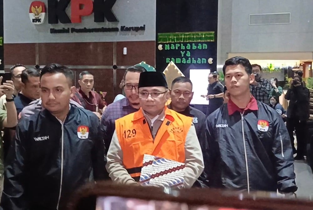 Penampakan Eks Menag Yaqut Pakai Rompi Oranye KPK dan Diborgol