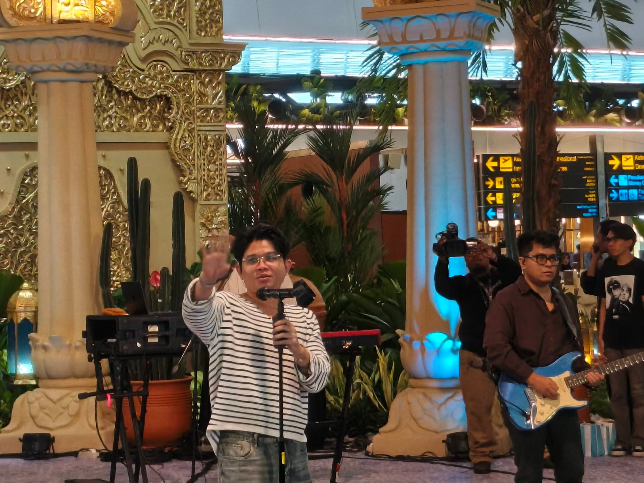 Konser Dadakan Juicy Luicy Bikin Bandara Soetta Ramai! Pengunjung Sing Along