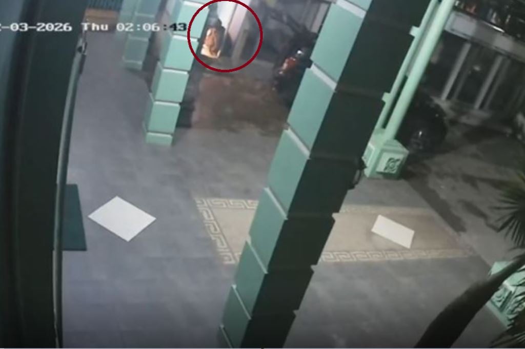 Terekam CCTV, Pria Bawa Mobil Bobol ATM Pakai Alat Las di Martapura Banjar