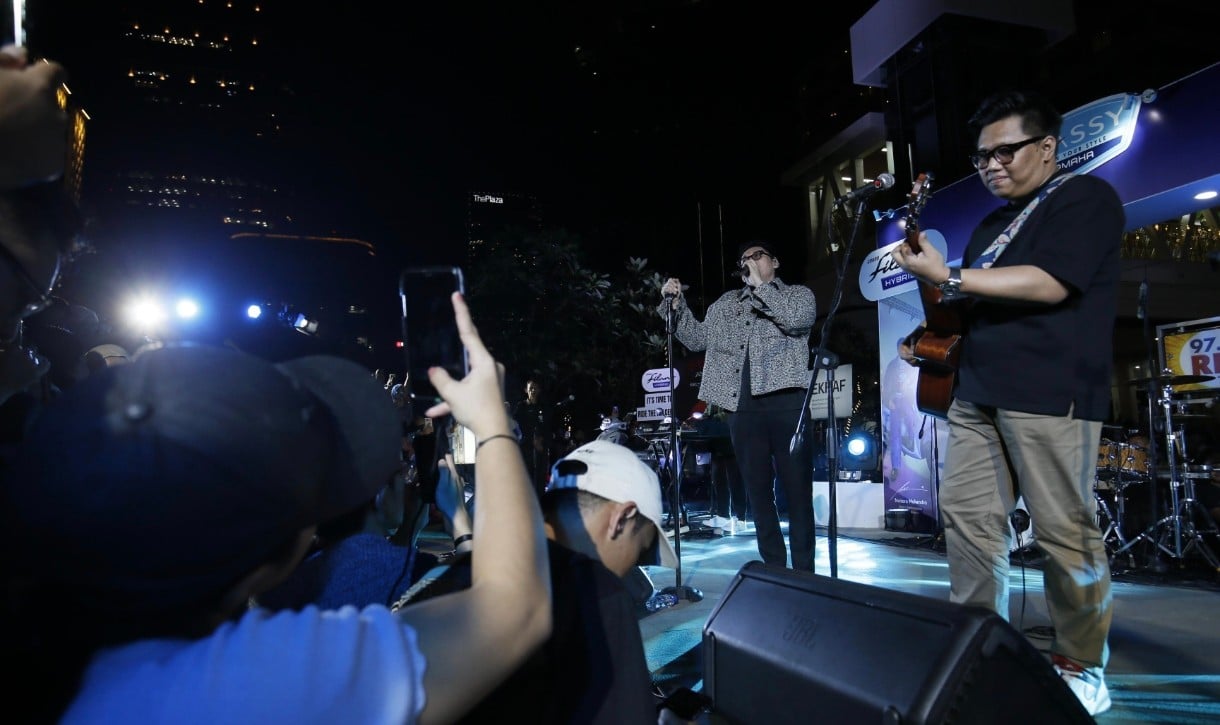 Ifan Seventeen Bikin Penonton Kompak Nyalakan Flashlight di Music Zone Sarinah