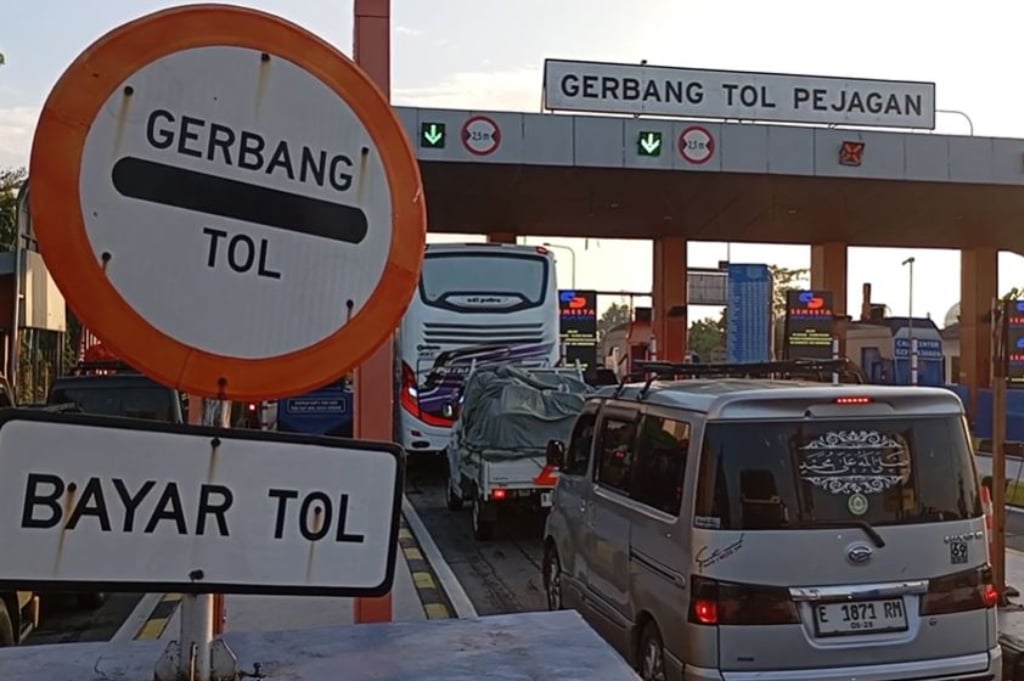 H-7 Lebaran! Pemudik Mulai Padati Tol Pejagan, Arus Kendaraan Meningkat