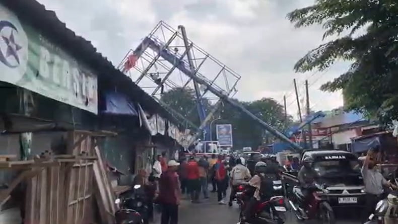Papan Reklame Besar Roboh di Bekasi, Timpa Toko dan Picu Kemacetan