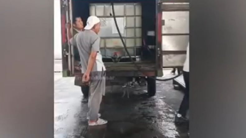 Viral! Pengisian BBM ke Tandon Mobil Boks di SPBU Makassar, Polisi Lakukan Penyelidikan