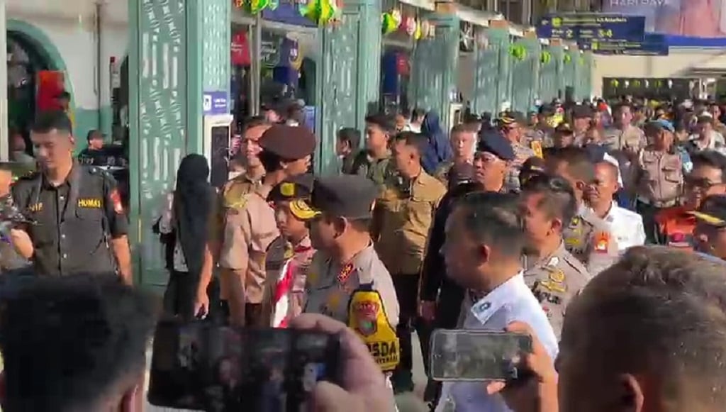 Stasiun Pasar Senen Dipadati Para Pemudik, Kapolda Metro Jaya Tinjau Pengamanan