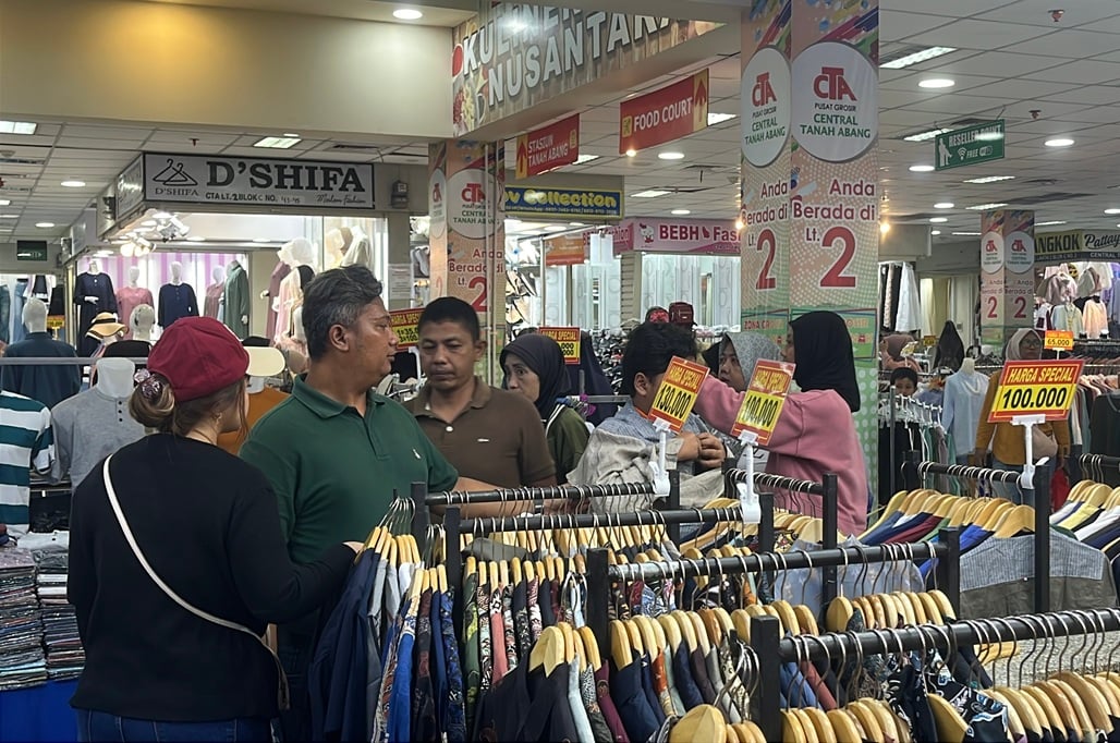 Pasar Tanah Abang Ramai jelang Lebaran, Pedagang Justru Keluhkan Omzet Turun