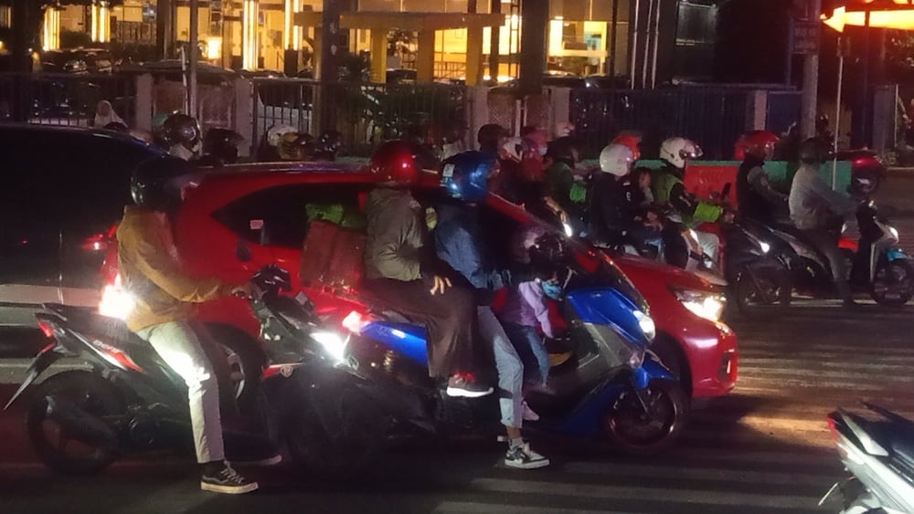 Jelang Lebaran, Arus Mudik Motor Mulai Terlihat di Jalan Kalimalang Bekasi