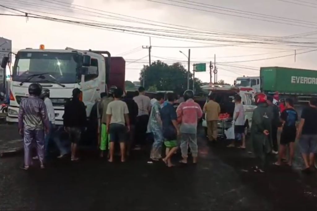Ngeri! 2 Perempuan Boncengan Motor Tewas Masuk Kolong Truk Tronton di Jombang