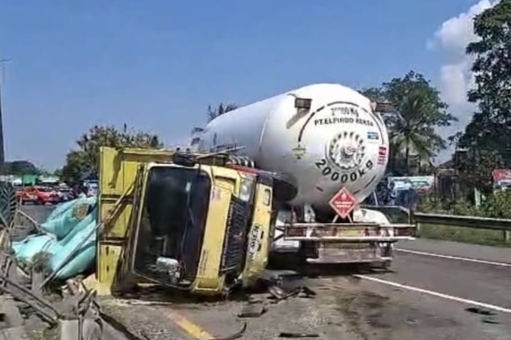 Kecelakaan di Tol Tangerang-Merak, Truk Tangki Elpiji Tabrak Truk Muatan Gabah