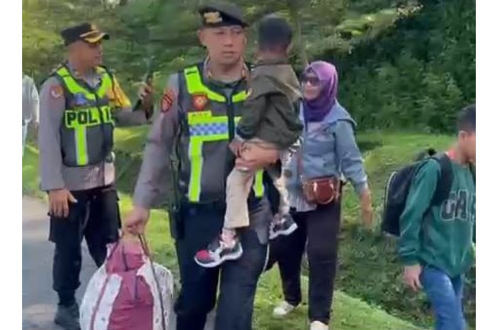 Pemudik Salah Naik Bus Terpaksa Turun di Pinggir Tol Semarang-Solo, Diselamatkan Polisi