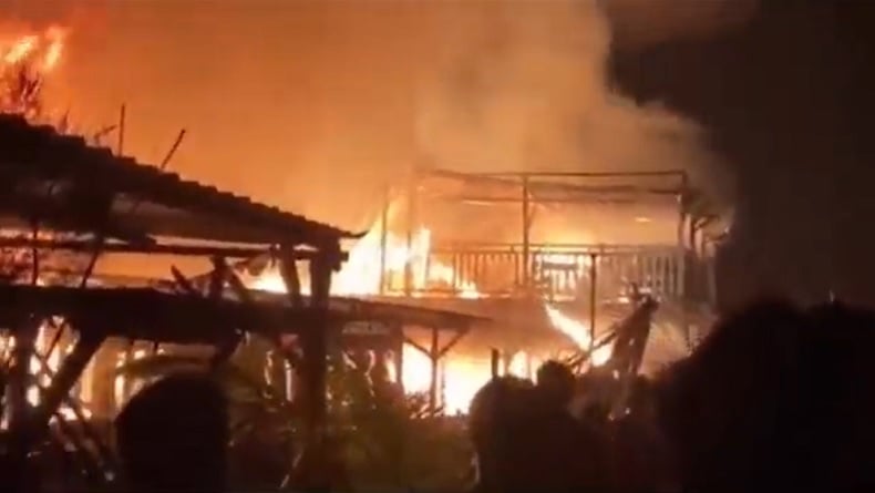 4 Kedai di Pantai Pelayaran Jepara Terbakar, Api Berasal dari Dapur
