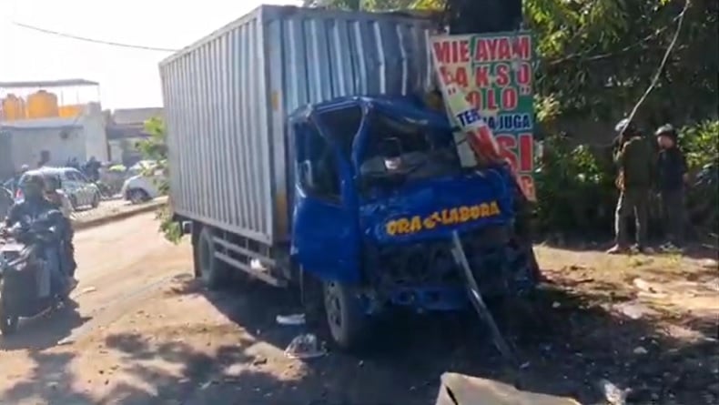 Kecelakaan Beruntun di Jalur Mudik Surabaya–Mojokerto, Truk Boks Tabrak 2 Mobil