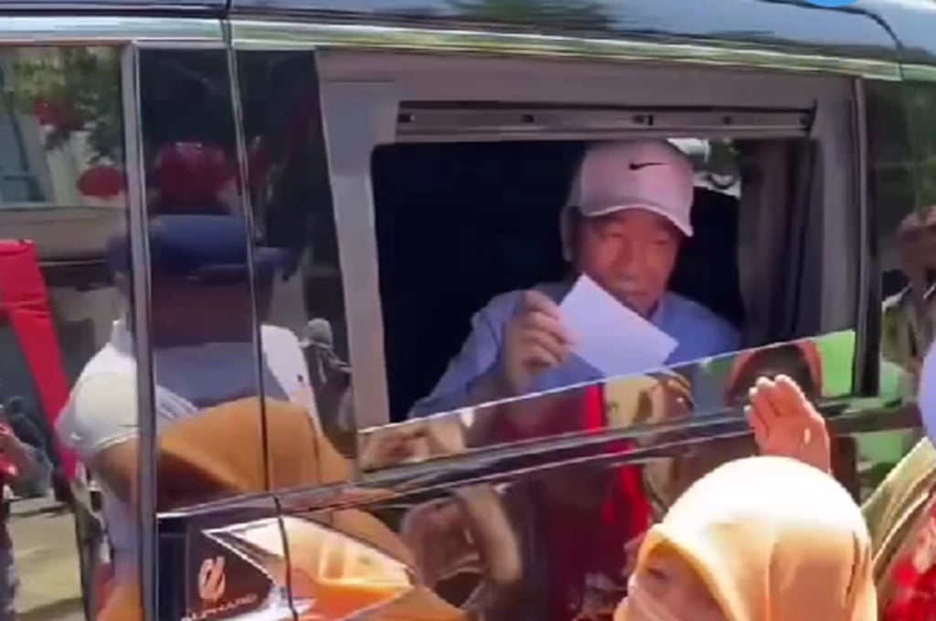 Jokowi Bagi-Bagi THR dan Sembako di Pasar Gede Solo, Warga Kegirangan