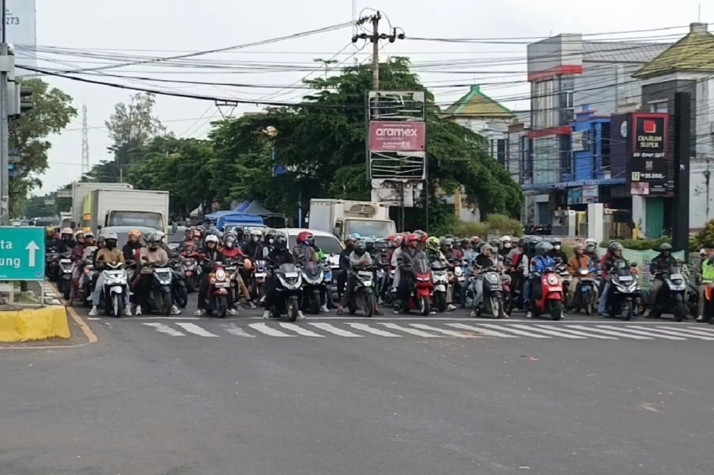 Puncak Arus Mudik, Jalur Arteri Cirebon Dipadati Pemudik Motor hingga Bus