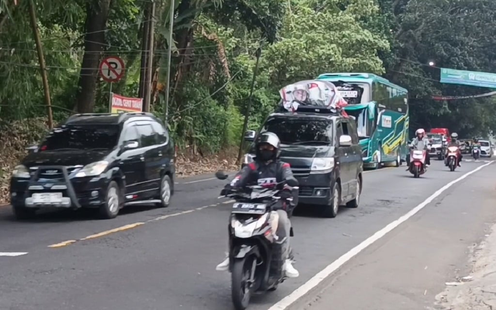 Macet Hampir 2 Km, One Way 30 Menit Diberlakukan di Lingkar Gentong