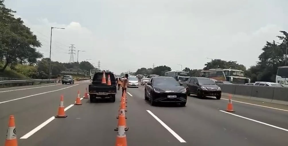 Penyebab Kemacetan Parah di Tol Japek Siang Ini