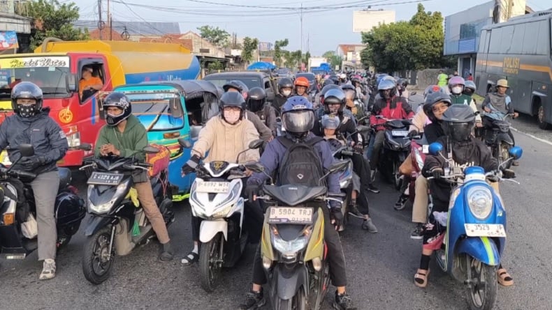 Puncak Arus Mudik H-2 Lebaran, Jalur Pantura Cirebon Padat Didominasi Motor
