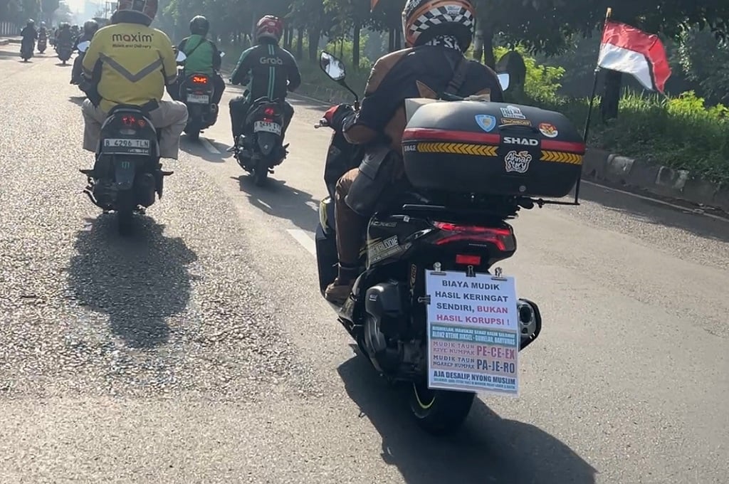 Tulisan Kocak Pemudik Motor di Kalimalang Bikin Gagal Fokus, Sindir Koruptor