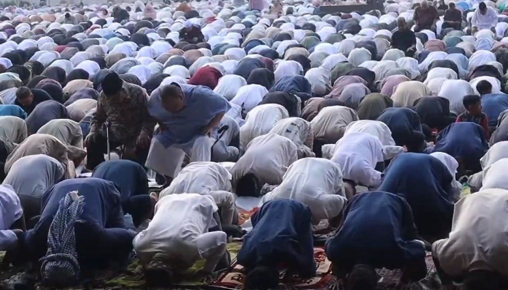 Lebaran Lebih Awal, Jemaah Muhammadiyah Bandung Salat Idulfitri di Lapangan Lodaya