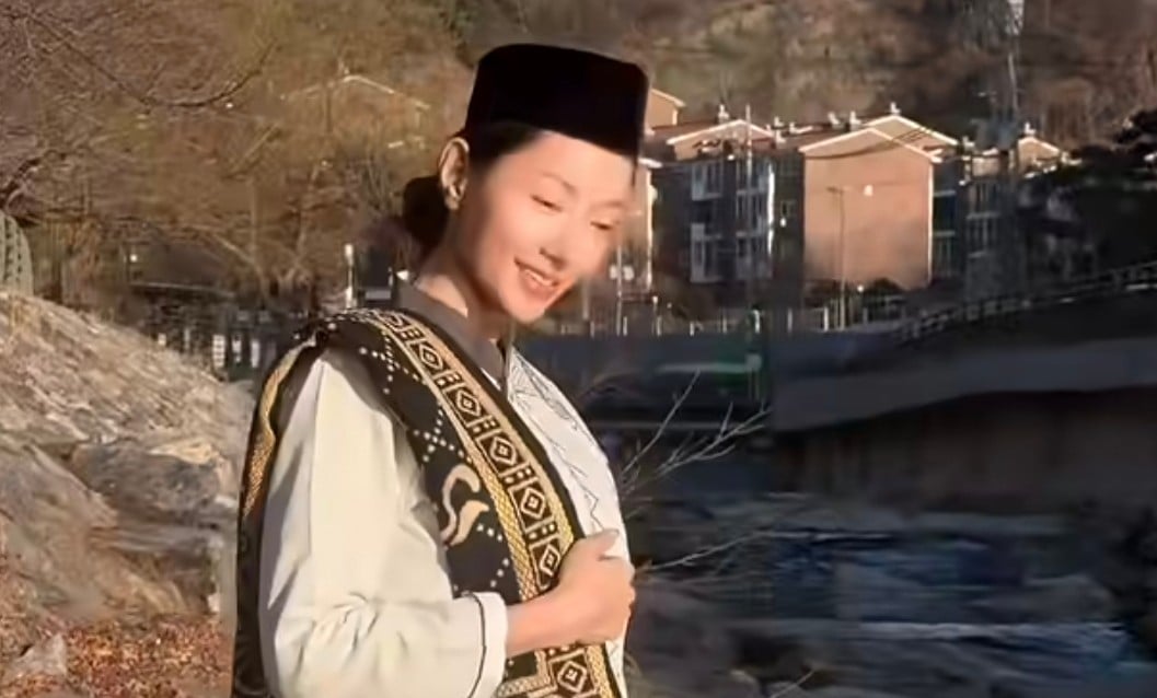 Heboh, Lucinta Luna Pakai Baju Koko dan Sarung Salat Idul Fitri di Korea Selatan