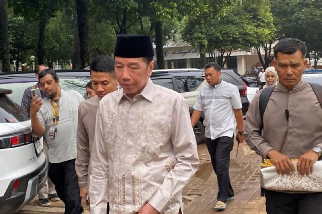 Jokowi Salat Idul Fitri di Masjid Al-Bina GBK, Disambut Hangat Jemaah