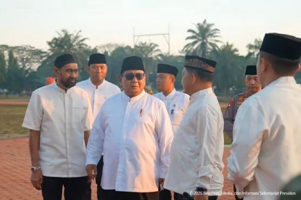 Momen Prabowo Didampingi Mualem Salat Id di Masjid Darussalam Aceh Tamiang