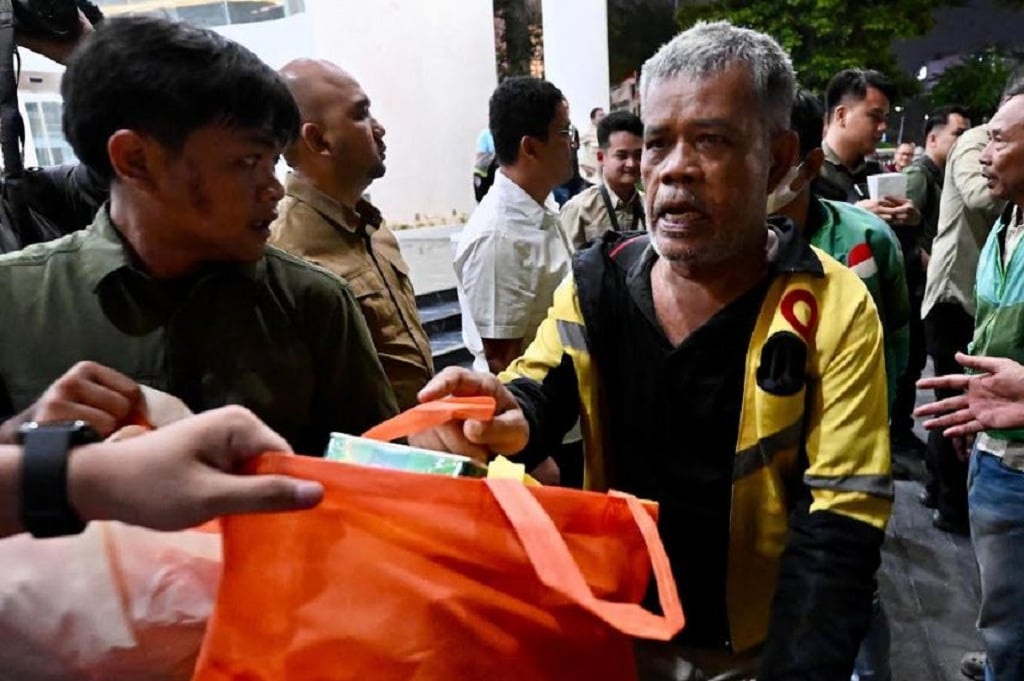 Prabowo Malam Takbiran di Medan, Bagikan Ribuan Paket Sembako ke Warga